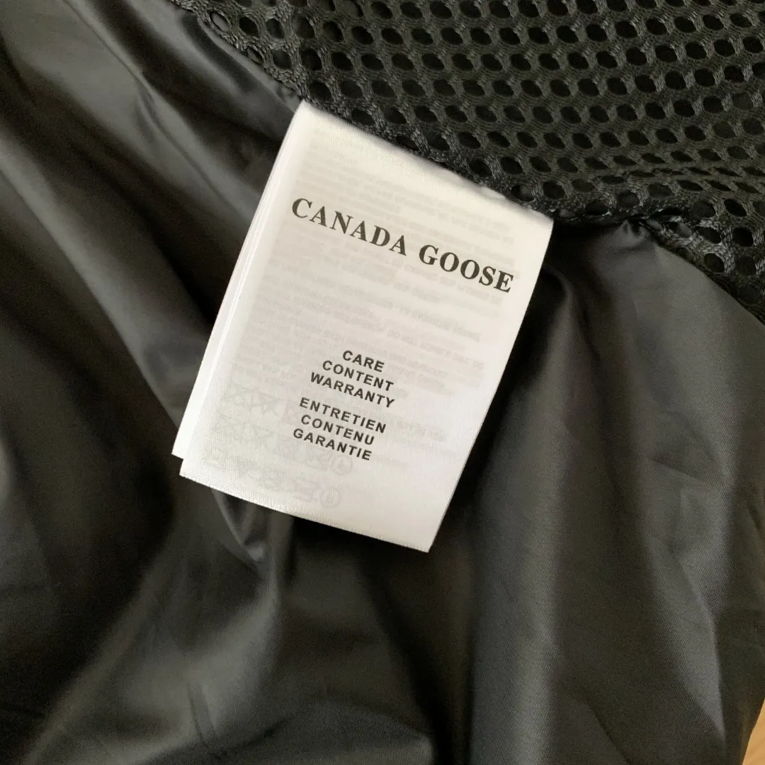 Style number: Y 172 2802M (high version) Canada gooes Canada goose Lawrence down jacket Lawrence down jacket provides basic protection for daily adventures. Delicately soft fabric, this is a water-repellent fabric that is soft to the touch yet durable. Filled with extremely fluffy white duck down. This piece has a quilted body and structured down. Padded collar and reflective double-stripe grip tape. Extended hem and tucked-in inner rib-knit cuffs. ⚠️The real color of the desert color is darker, consistent with the color on the official website. Color: Black Black Label Black Red Label Desert Color Ocean Blue Size: XS-2XL